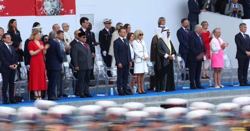 سمو الأمير يحضر العرض العسكري في جادة «شانزيليزيه»