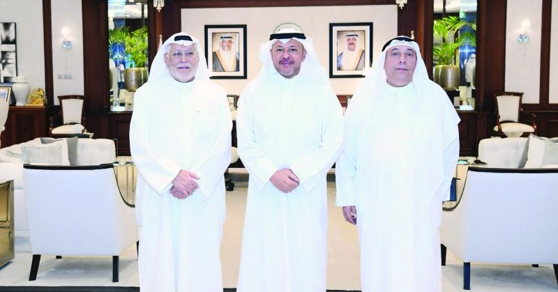 محافظ الفروانية متوسطاً ممثلي جمعية المهندسين الزراعيين