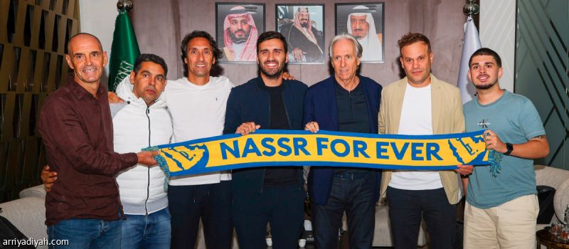 جيسوس يعيد سامبايو.. و7 مساعدين في طائرته