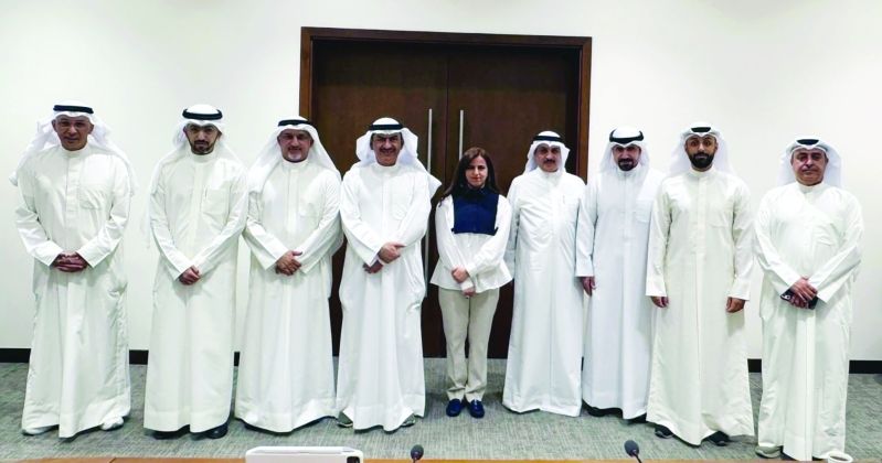 الحبشي متوسطاً رئيس وأعضاء «فنية الجهراء» في المجلس البلدي