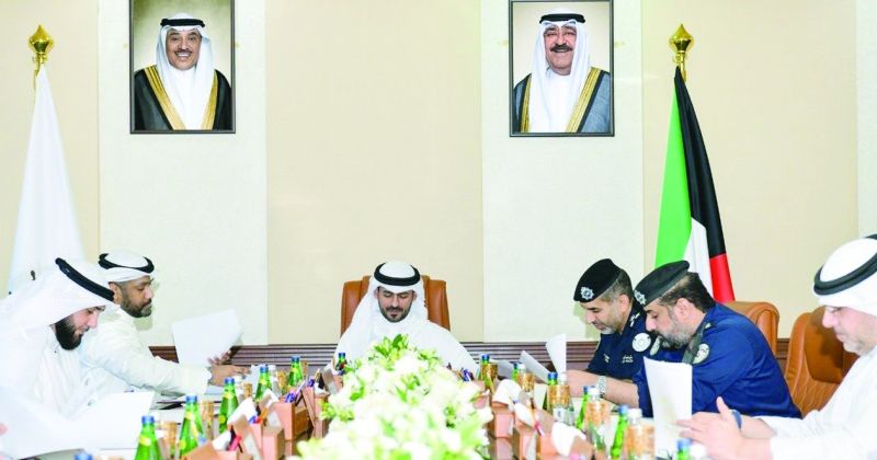 محافظ مبارك الكبير مترئساً الاجتماع