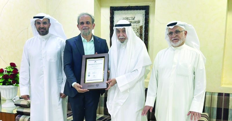 خالد المذكور متسلّماً شهادة الآيزو