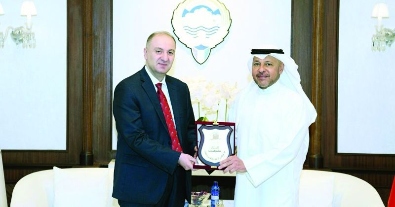 محافظ الفروانية خلال استقباله سفير جورجيا