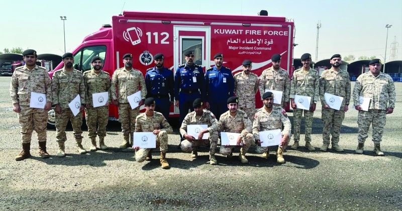 مسؤولو قوة الإطفاء مع منتسبي الجيش بعد نهاية الدورة