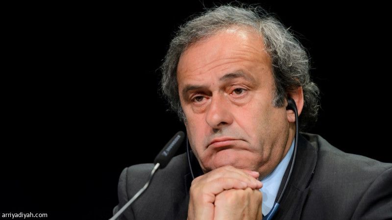 لص يسرق مقتنيات أسطورة فرنسا