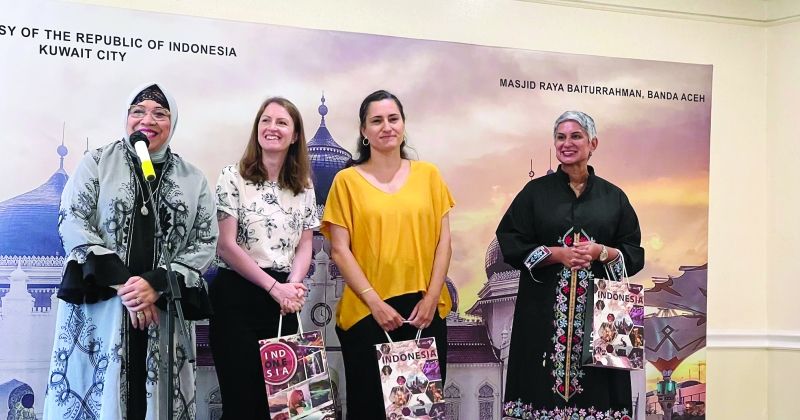 السفيرات مواني وإليزبيك ولويس مع سفيرة إندونيسيا