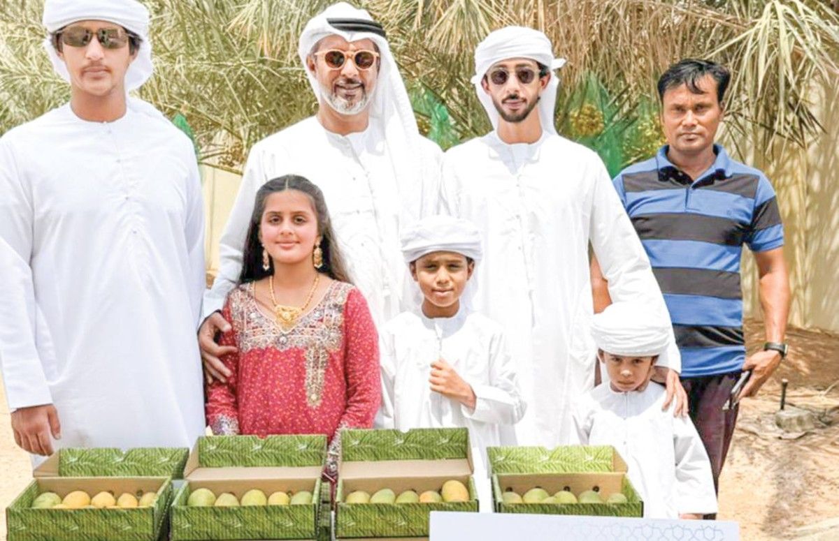 مواطن يوزع يومياً 30 كيلوغراماً من الرطب في العين
