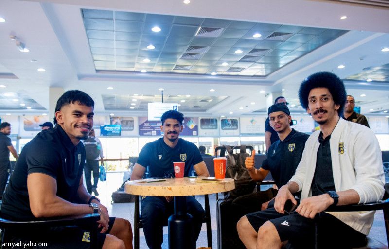 طائرة خاصة تنقل التعاونيين إلى أرض القلاع