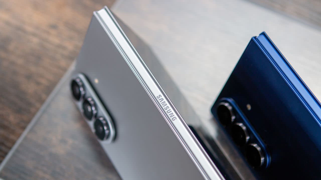 بعد أسبوع من إطلاقه.. جدل حول شاشة هاتف GalaxyZFold7