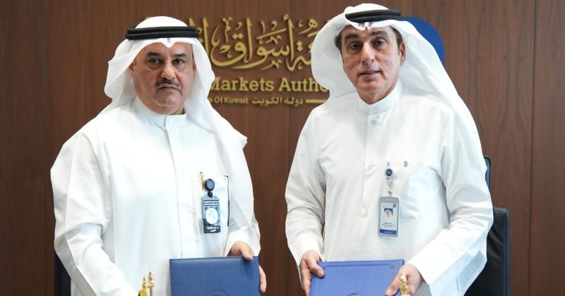 المدير التنفيذي لهيئة أسواق المال عماد تيفوني ورئيس وحدة التحريات المالية الدكتور حمد المكراد خلال التوقيع