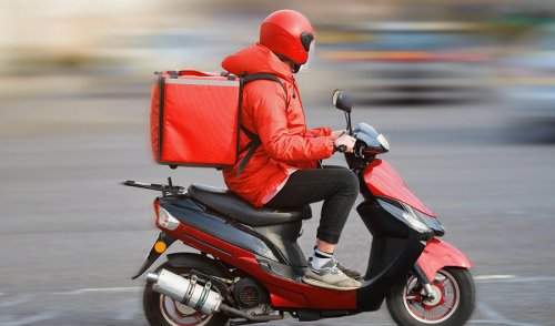 ابتدءاً من اليوم.. نظام جديد لتوصيل الطلبات في السعودية.. ترخيص إلزامي وشروط مشددة للسائقين والمنشآت !