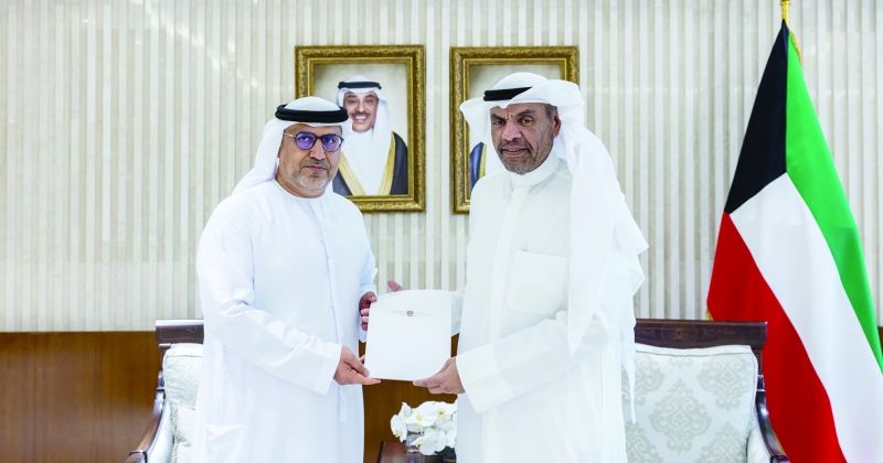 اليحيا يتسلم الرسالة من سفير الإمارات