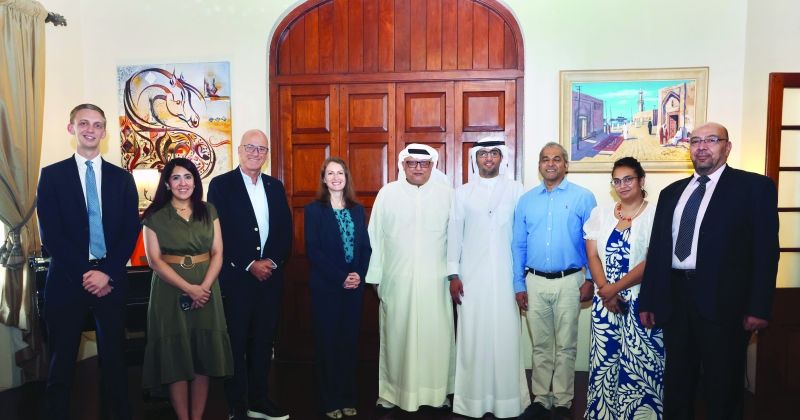 بليندا لويس تتوسط ممثلي وسائل الإعلام في مقر إقامتها