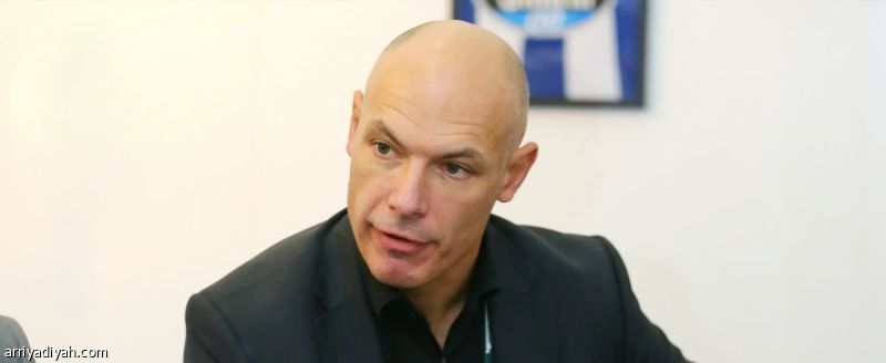 عرض مراجعة VAR على شاشات الملعب