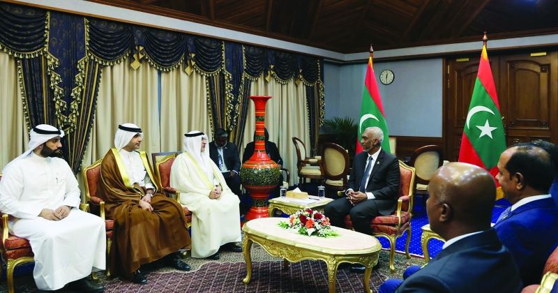 رئيس المالديف مستقبلاً البحر والوفد المرافق