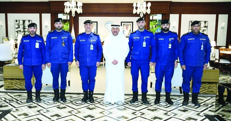 محافظ الفروانية متوسطاً قياديي «الإطفاء»