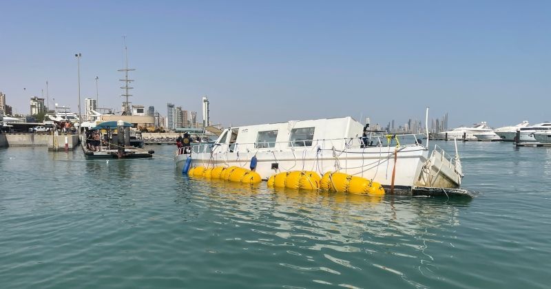 فريق الغوص ينتشل يختا غارقا زنته 30 طنا في ساحل السالمية