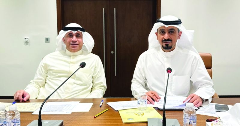 ناصر الجدعان وسعود حبيب خلال اجتماع اللجنة