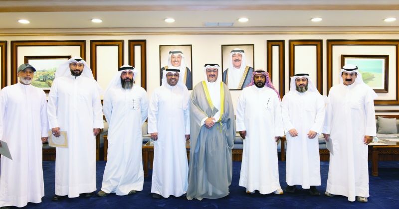 محافظ العاصمة متوسطاً الموظفين المكرّمين