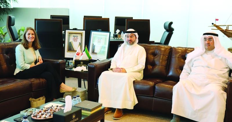 حمود المبارك مستقبلا بليندا لويس بحضور السفير معرفي