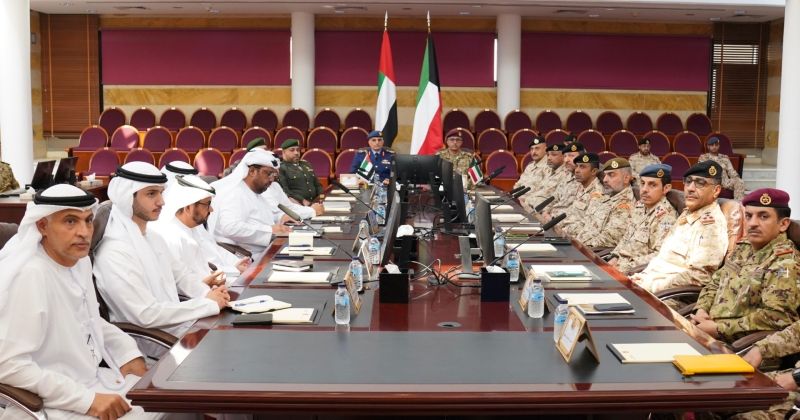 جانب من اجتماع اللجنة مع الوفد الإماراتي