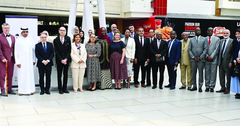 السفيرة الدعيج والمطيري يتوسطان أعضاء السلك الدبلوماسي وممثلي القوى العاملة والمجتمع المدني                   (تصوير سعود سالم)