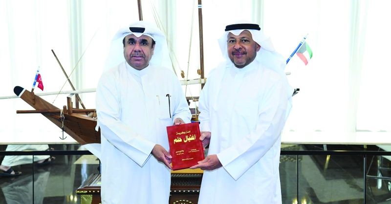 محافظ الفروانية متسلماً كتاب الصحافي منصور السلطان