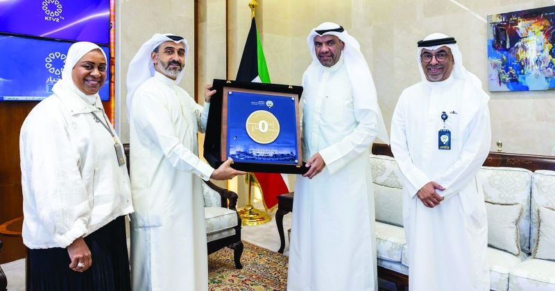 اليحيا يتسلم من الشاهين تقرير جهاز المراقبين الماليين