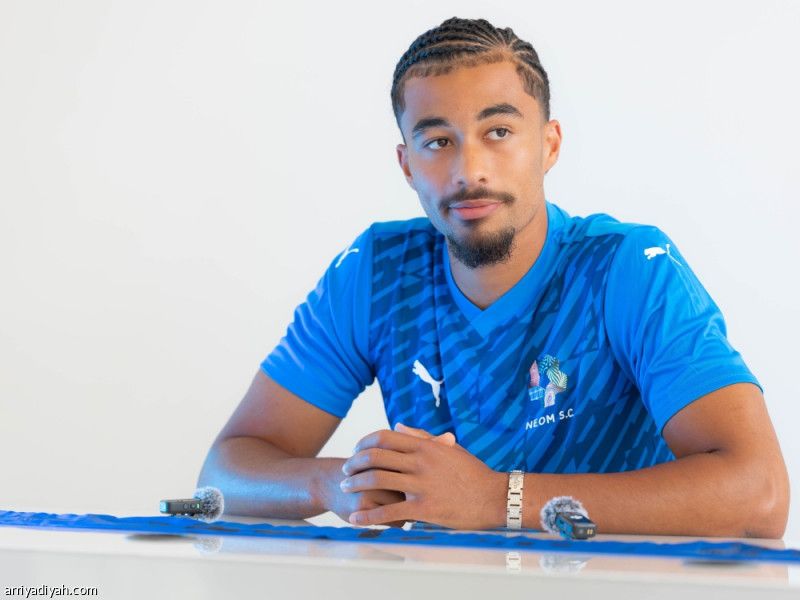 الصفقة الثامنة.. نيوم يدعم دفاعه بزيزي