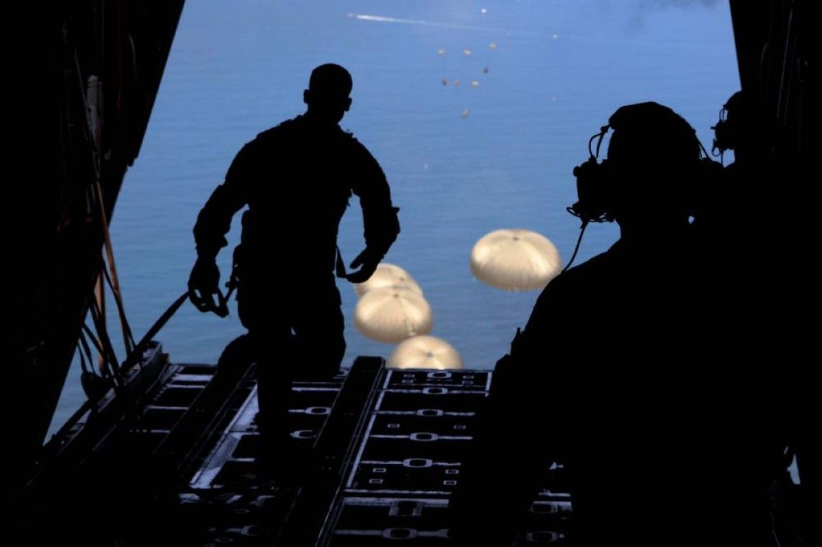 الإمارات والأردن تقودان عملية إسقاط جوي للمساعدات الإنسانية إلى غزة