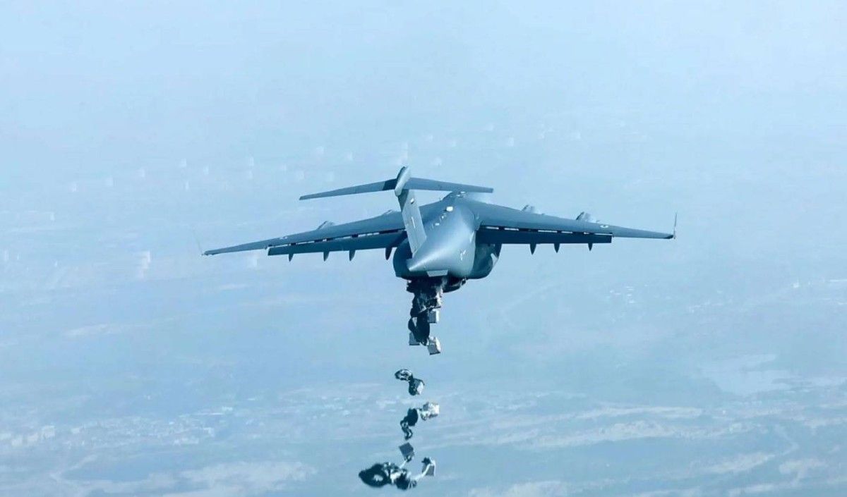 الإمارات تنفذ الإنزال الجوي الـ 60 ضمن "طيور الخير" وتُدخل 22 شاحنة طبية إلى غزة