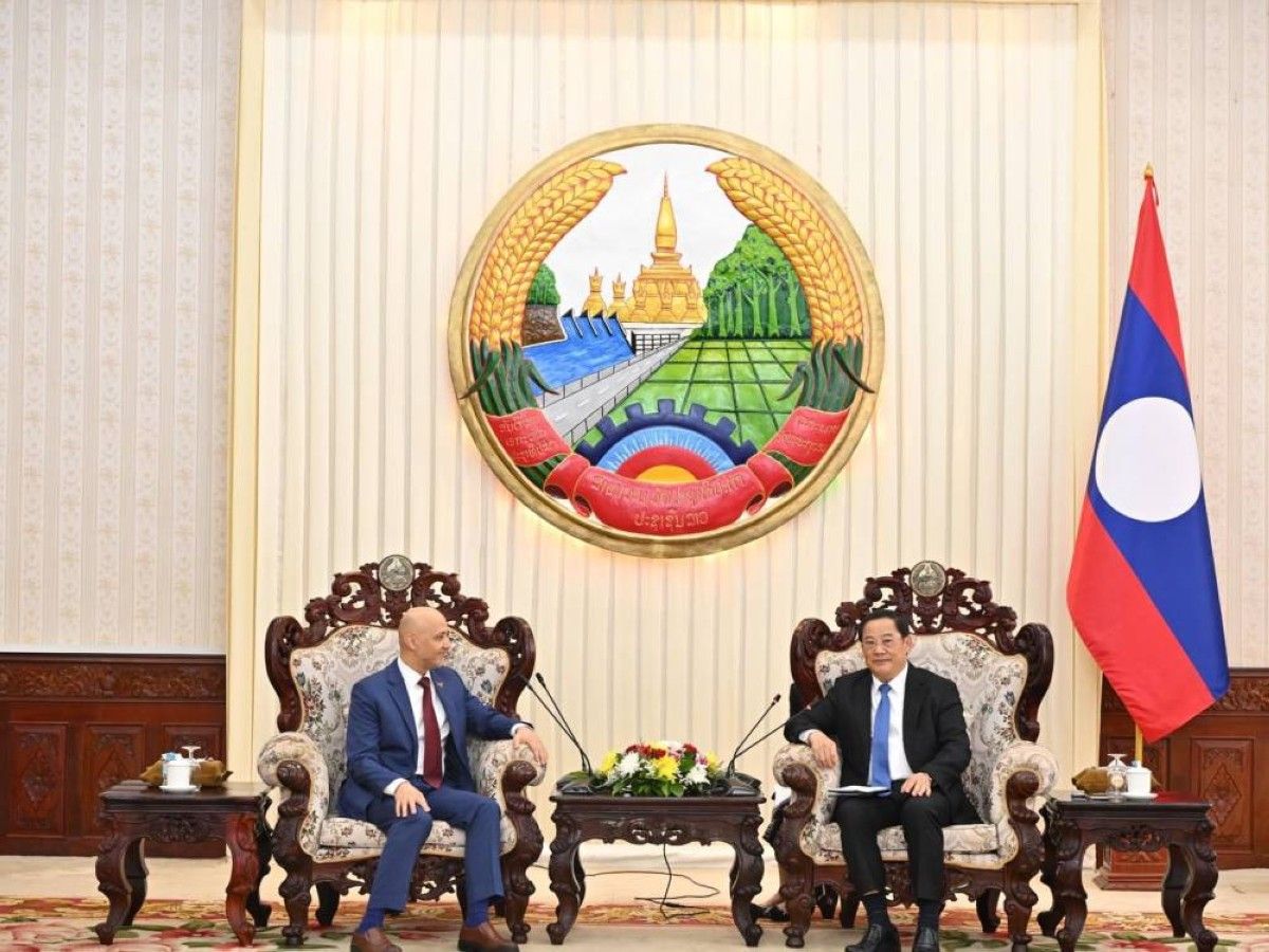 رئيس وزراء لاوس يستقبل سفير الإمارات