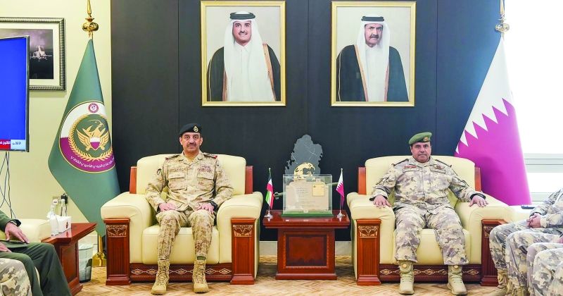 اللواء الشريعان مع قائد قوات الدفاع الجوي الأميري القطري