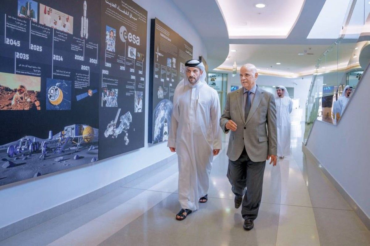 سلطان بن أحمد يطّلع على مستجدات مشروعات أكاديمية الشارقة لعلوم وتكنولوجيا الفضاء