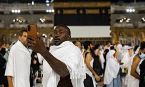 للمعتمرين.. السعودية تُحذّر من إدخال هذه المواد عبر المطارات