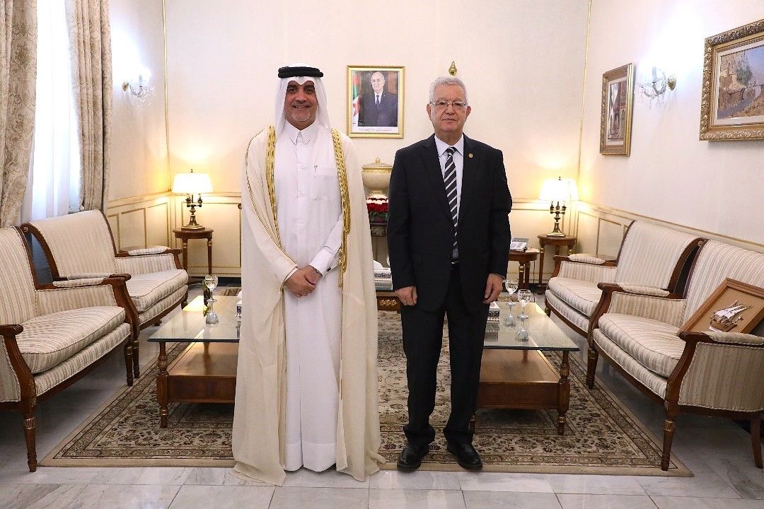 رئيس مجلس الأمة الجزائري يجتمع مع سفير دولة قطر