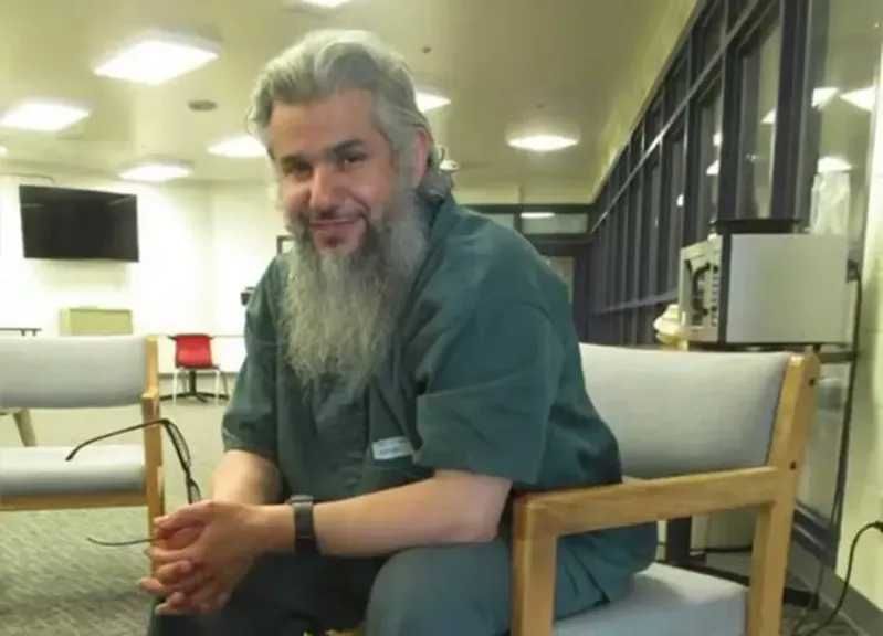 مصادر: حميدان التركي يركب الطائرة في طريقه إلى الرياض بعد الإفراج عنه من سجون أمريكا