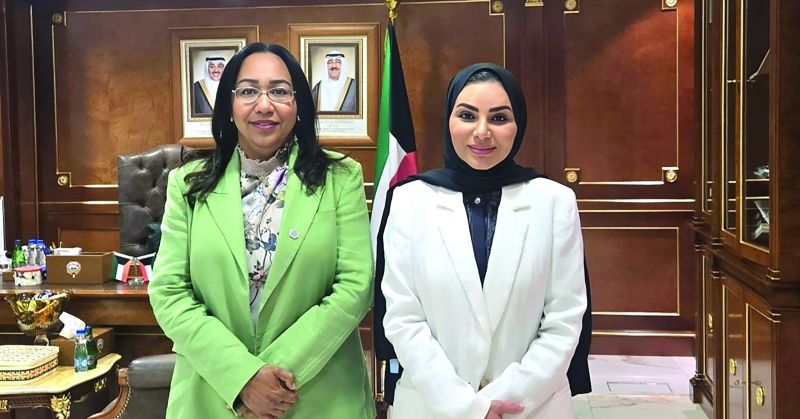 وزيرة الشؤون وغادة الطاهر خلال اللقاء