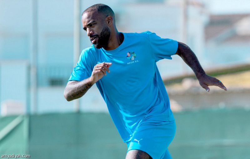 شباك فالنسيا تمنح لاكازيت أول أهدافه مع نيوم