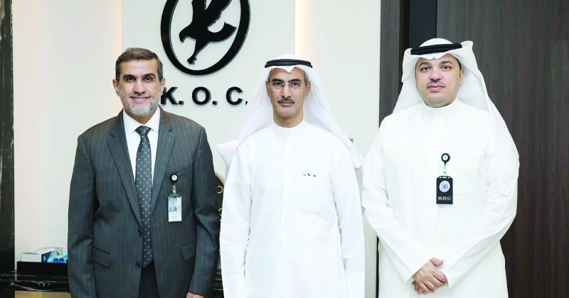 ممثلو الجامعة و «نفط الكويت» عقب الاجتماع