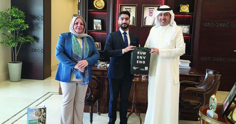 تقديم هدية للسفير المري