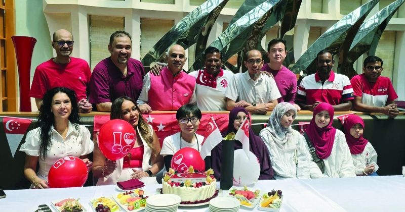 الرئيس التنفيذي لطيران الجزيرة يتوسط أبناء الجالية السنغافورية