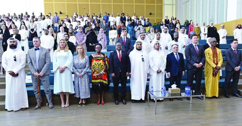 «مركز اللغات» بجامعة الكويت احتفى بتخريج 120 طالباً من 30 دولة