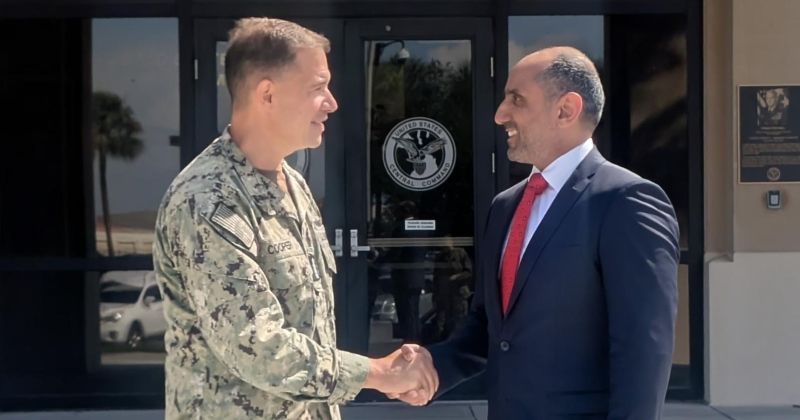 الشيخ مبارك علي الصباح مع قائد «سنتكوم» براد كوبر