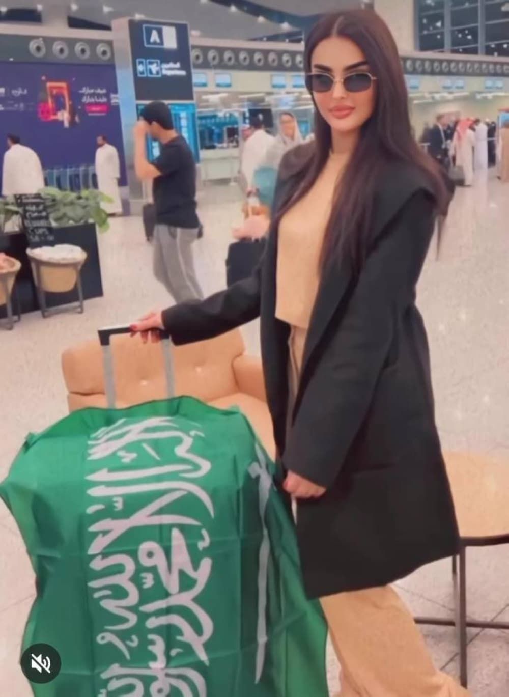 ملكة جمال السعودية تكشف عن ساقيها وتستعرض مفاتنها بإطلالة جريئة وغير مسبوقة