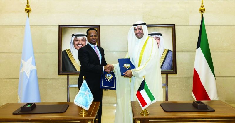 اليحيا وعبدي خلال توقيع الاتفاقية ومذكرتي التفاهم