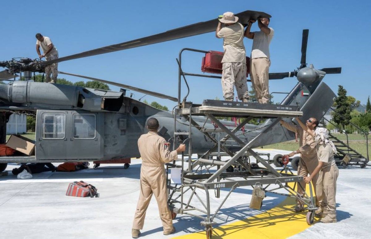 الفريق الإماراتي يبدأ مهامه في إطفاء حرائق غابات ألبانيا