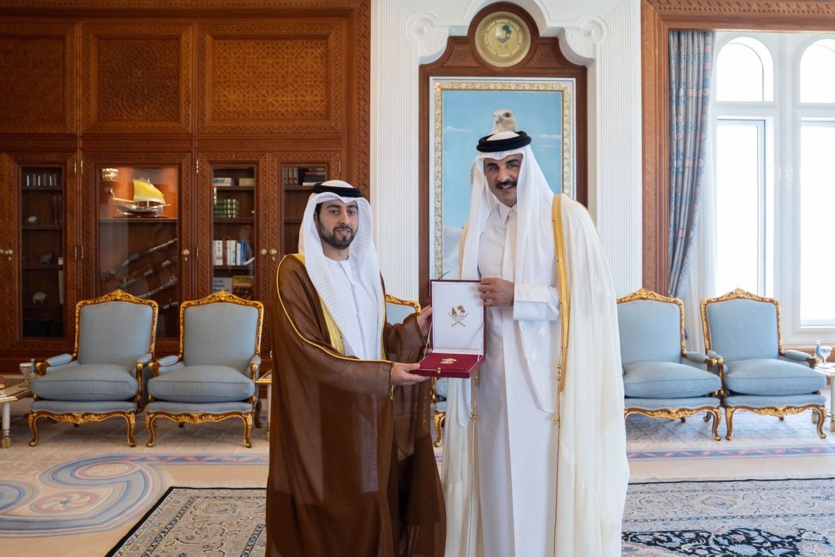 سمو الأمير يمنح سفير الإمارات وسام الوجبة