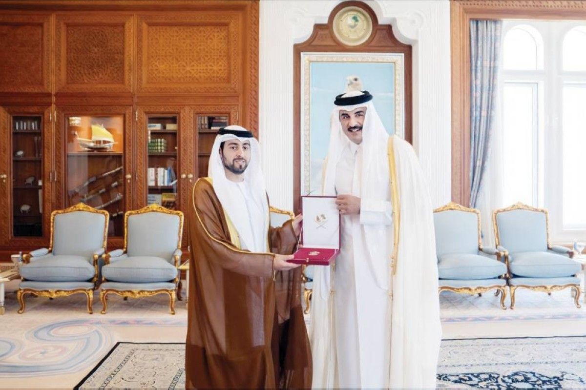 أمير قطر يمنح سفير الإمارات «وسام الوجبة»