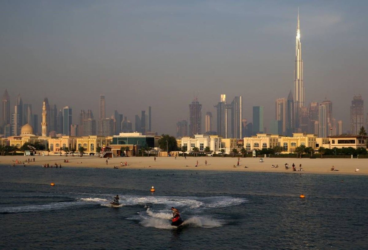 الإمارات غداً.. طقس غائم إلى غائم جزئياً و احتمال سقوط أمطار خفيفة